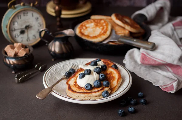 Pfannkuchen mit Mascarpone und Blaubeeren — Stockfoto