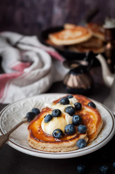 Pfannkuchen mit Mascarpone, Honig und Blaubeeren — Stockfoto