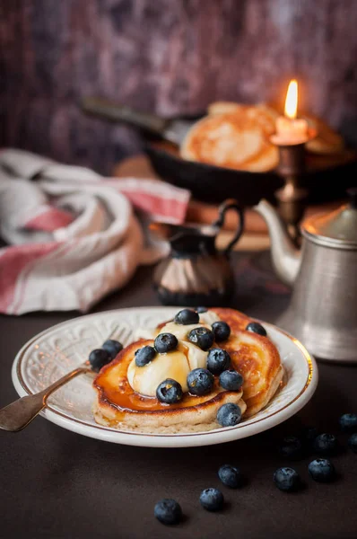 Pfannkuchen mit Mascarpone und Blaubeeren — Stockfoto
