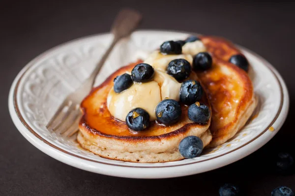 Pfannkuchen mit Mascarpone, Honig und Blaubeeren — Stockfoto