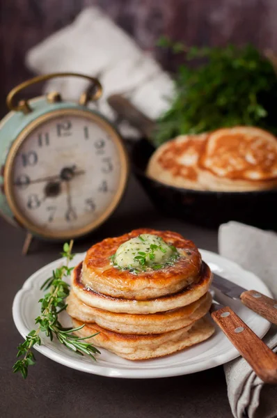 Fluffy Wholemeal Bancakes with Herbed Butter — стоковое фото