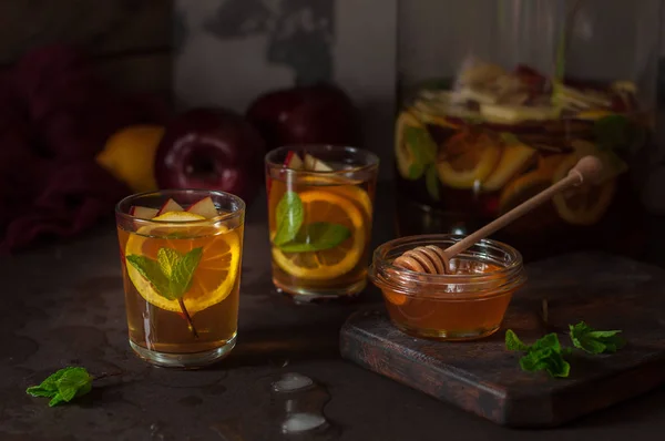 Jablečný, citronový a mátový ledový čaj — Stock fotografie