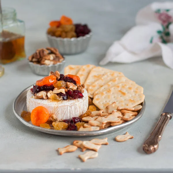 Fruta seca, nuez y miel al horno Brie — Foto de Stock