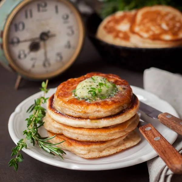 Fluffy Wholemeal Bancakes with Herbed Butter — стоковое фото