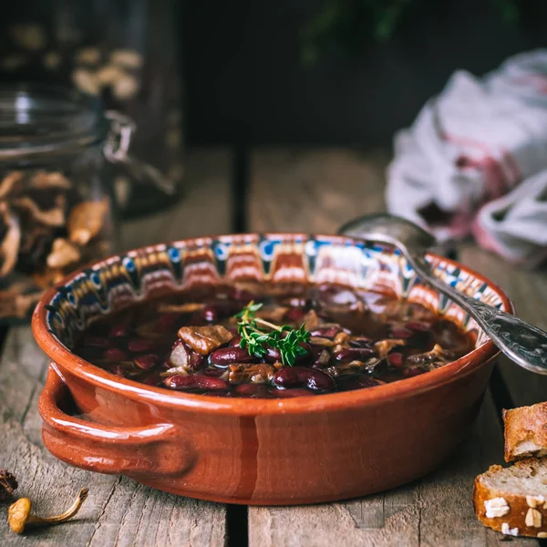 野生のキノコと腎臓豆のスープ — ストック写真
