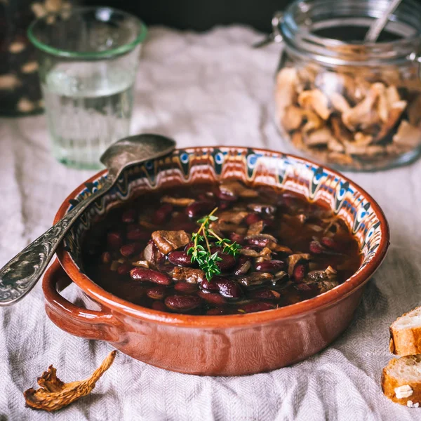 野生のキノコと腎臓豆のスープ — Stock fotografie