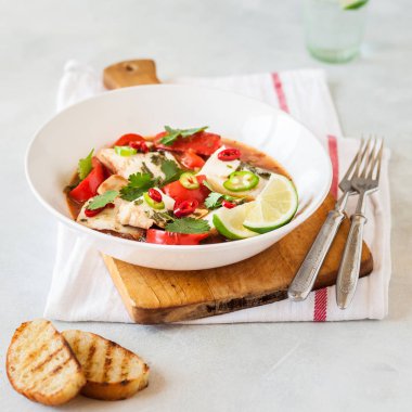 Domates ve Hindistan Cevizi Sütü Balık Güveç