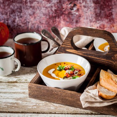 Kavrulmuş kabak kremalı çorba