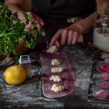 Peynirli Pancar Mantısı Yapımı