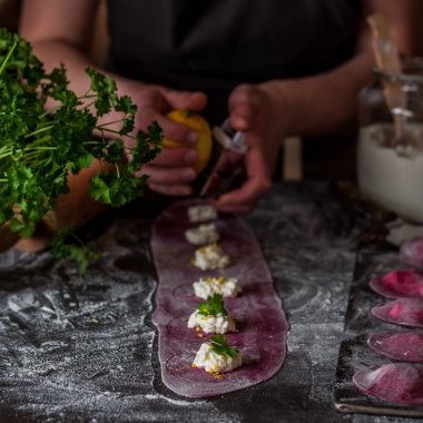 Peynirli Pancar Mantısı Yapımı