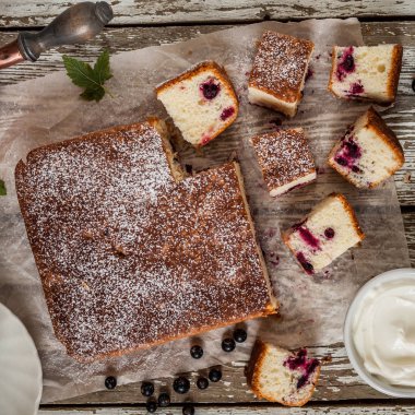 Dilimlenmiş Frenk Üzümlü Kek 