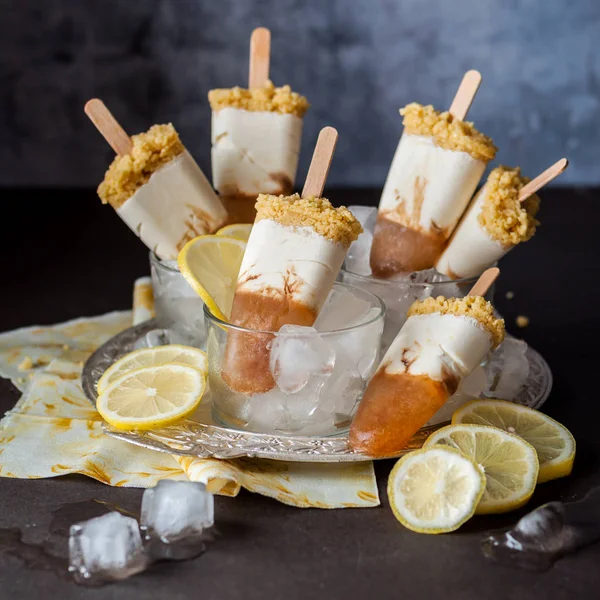 Gâteau au fromage glacé au citron Popsicles — Photo