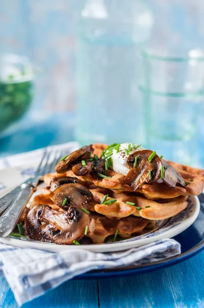 Kartoffelwaffeln mit Pilzen — Stockfoto