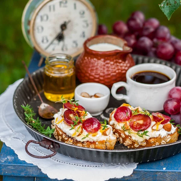 Bruschetta de uva servida para café da manhã — Fotografia de Stock