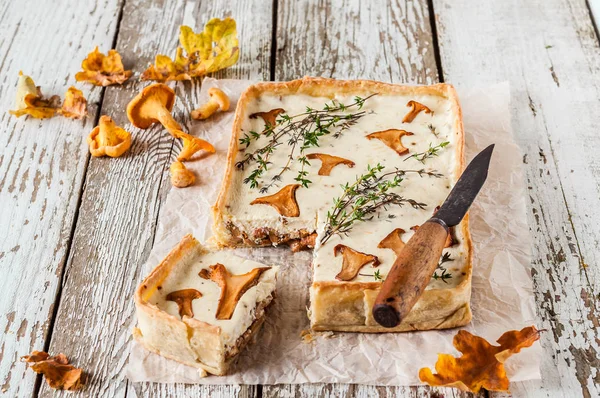 Chanterelle y tarta de tomillo —  Fotos de Stock