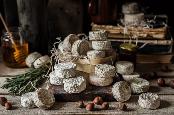 Variedad de quesos franceses en una despensa polvorienta — Foto de Stock