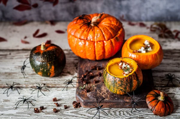 Halloween Zupa krem w Hollowed Pumpkins — Zdjęcie stockowe