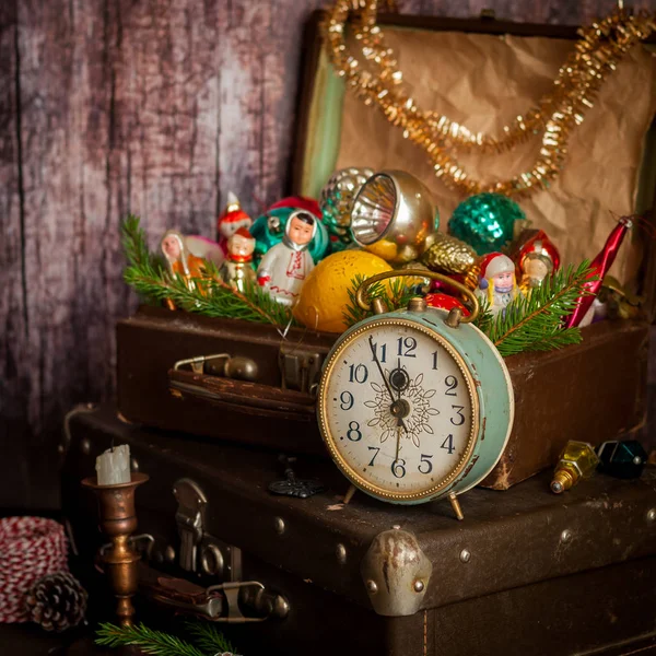 Orologio retrò, valigie, decorazioni dell'albero di Natale — Foto Stock