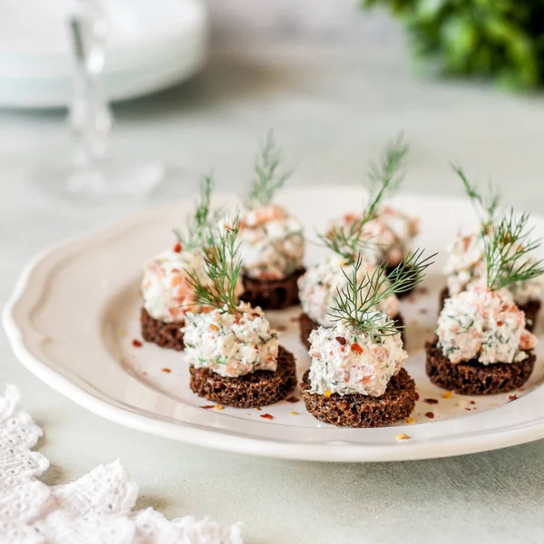 Paté de salmón y queso sobre pan de centeno — Foto de Stock