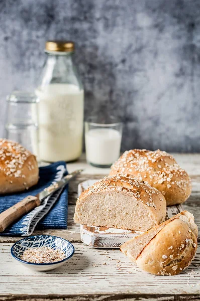 Pão branco com aveia laminada — Fotografia de Stock