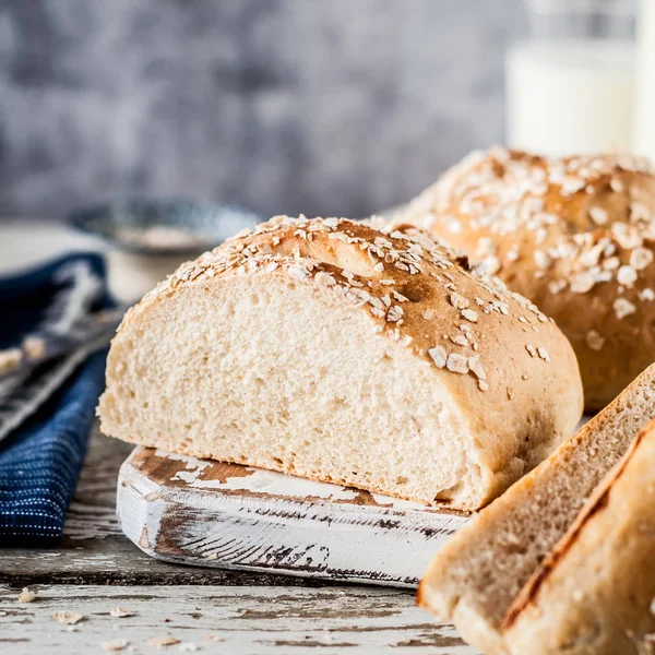 Pão branco com aveia laminada — Fotografia de Stock