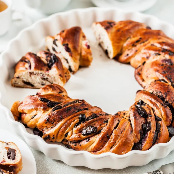 Cherry en chocolade gevlochten krans — Stockfoto