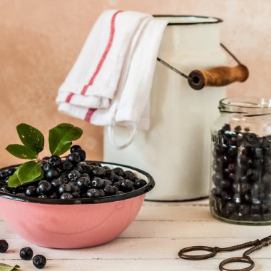 Mutfak Masasında Chokeberries