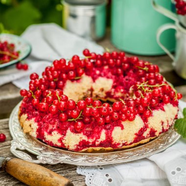 Kırmızı Frenk Üzümü Baş Aşağı Bundt Kek