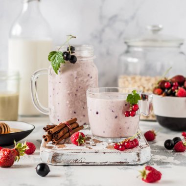 Berry ve Tahinli Smoothie