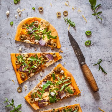 Dilimlenmiş Domuz eti ve Mavi Peynirli Pizza