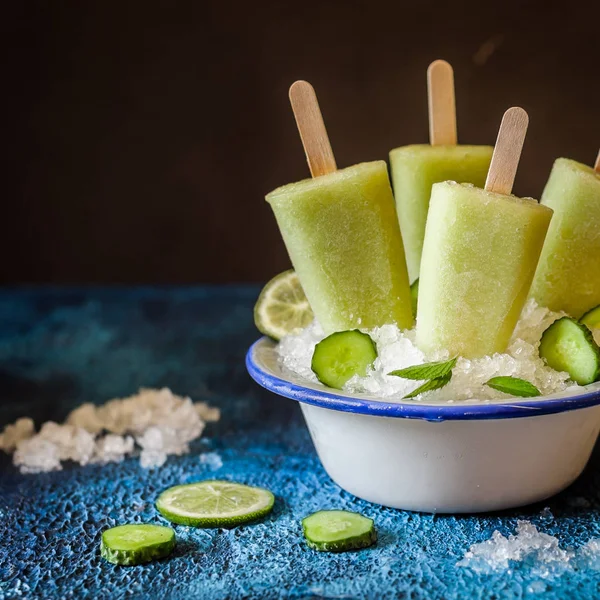 Cucumber and Lime Ice Pops — Stock Photo, Image