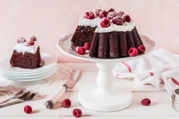 슬라이스 초콜릿 라즈베리 케이크 — 스톡 사진