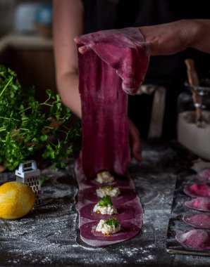 Peynirli Pancar Mantısı Yapımı