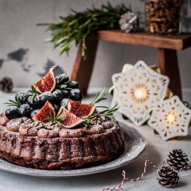 Meyve ve Fındık ile Çikolata lı Noel Keki