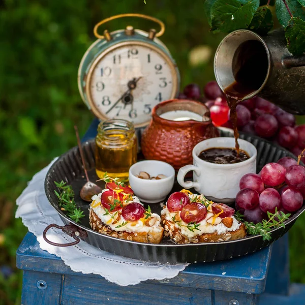 Bruschetta de uva servida para café da manhã — Fotografia de Stock