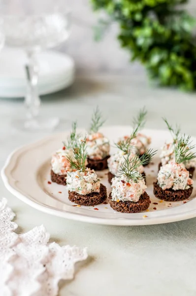 Paté de salmón y queso sobre pan de centeno — Foto de Stock