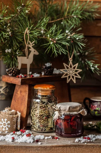 Marmellata di bacche di Natale con tè alle erbe — Foto Stock
