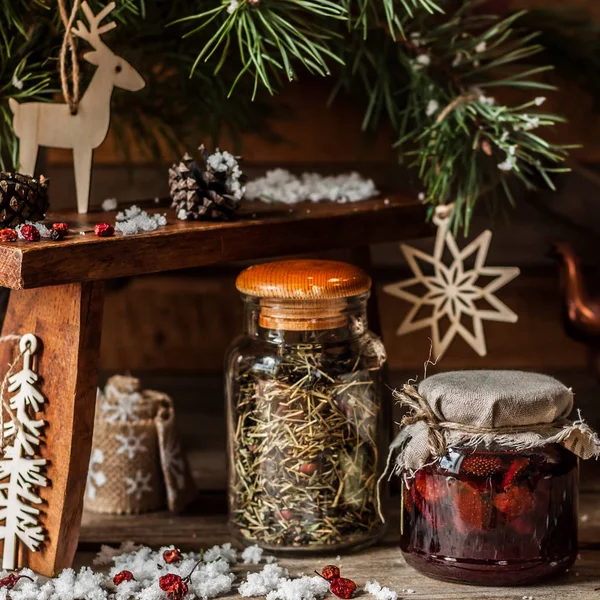 Marmellata di bacche di Natale con tè alle erbe — Foto Stock