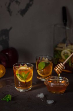 Elma, Limon ve Nane Buzlu Çay