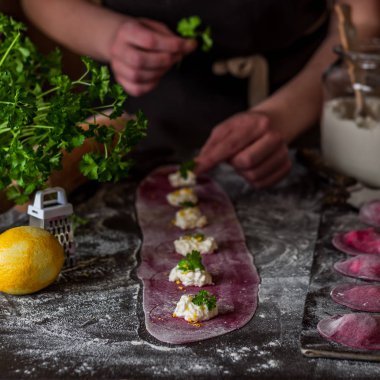 Peynirli Pancar Mantısı Yapımı