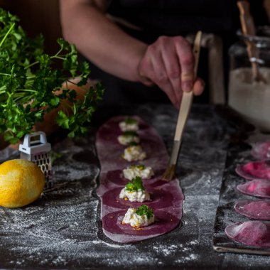 Peynirli Pancar Mantısı Yapımı