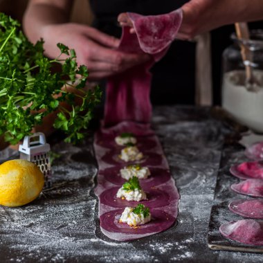 Peynirli Pancar Mantısı Yapımı