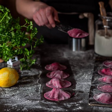 Peynirli Pancar Mantısı Yapımı