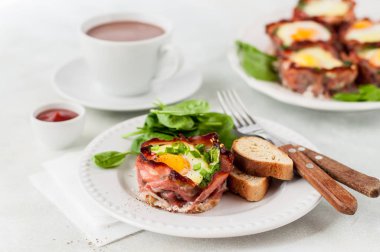 Ispanaklı Pastırma ve Yumurta Bardakları