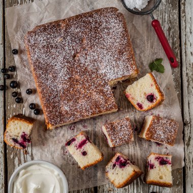 Dilimlenmiş Frenk Üzümlü Kek 