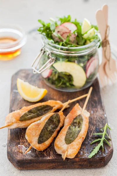 Espetos de frango com salada de foguete da Apple — Fotografia de Stock