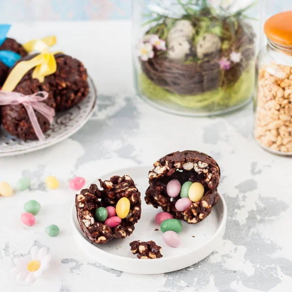 Chocolate de Pascua y huevo de trigo inflado con sorpresa — Foto de Stock