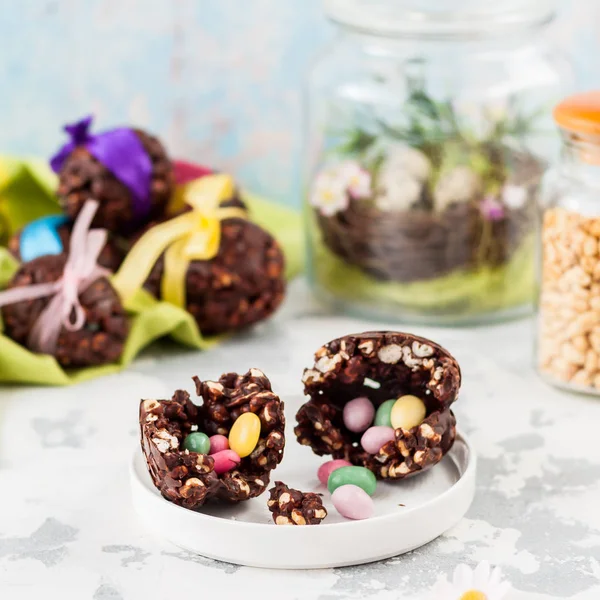 Påsk choklad och puffade vete ägg med överraskning — Stockfoto