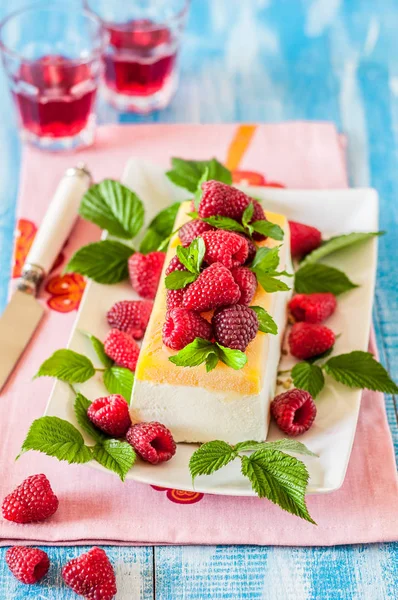 Semifreddo de limão com framboesas — Fotografia de Stock