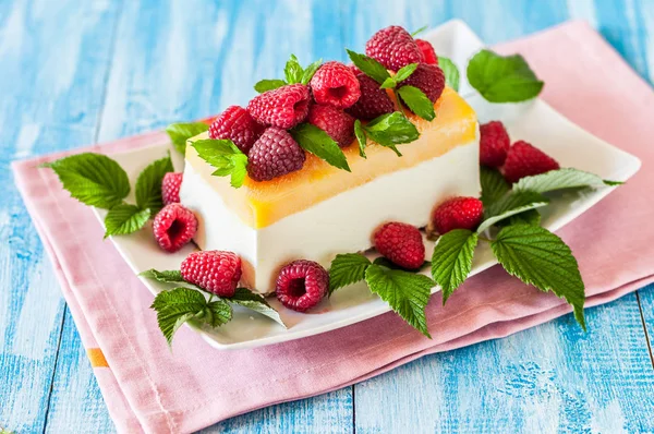 Zitrone halbfreddo mit Himbeeren — Stockfoto